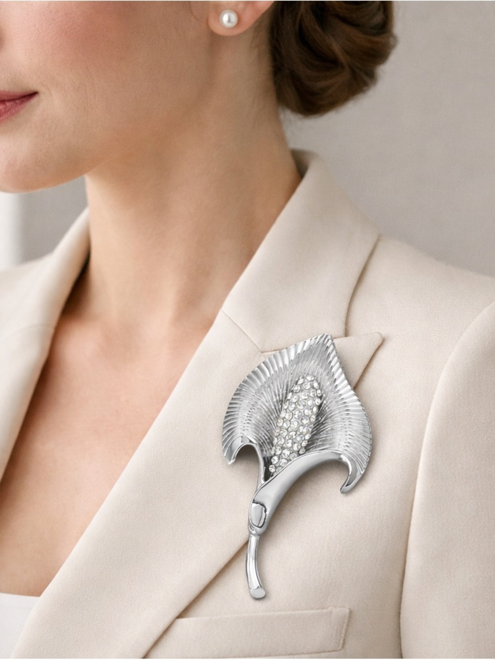 Silver Calla Lily Crystal Brooch – Elegant Floral Pin, Luxury Statement Jewelry